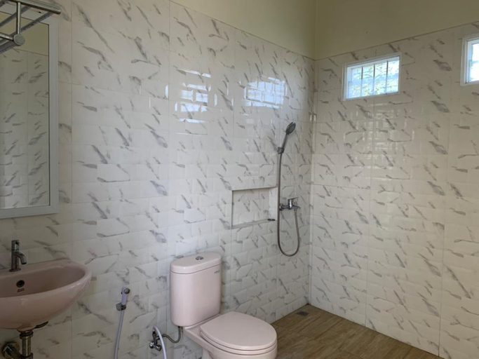 Bathroom 4, Daisha Villa Private Pool BATU, Malang