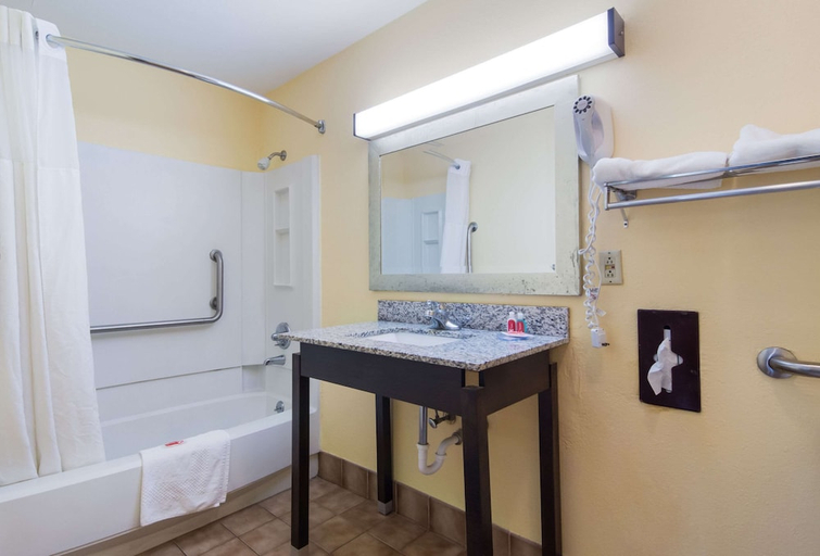 Bathroom 5, Econo Lodge Battleboro - Rocky Mount I-95, Nash