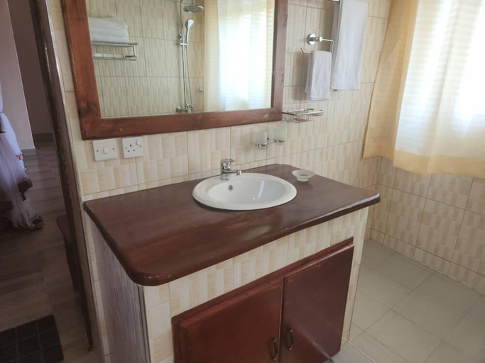 Bathroom 4, Ishasha Pride Lodge, Kinkiizi