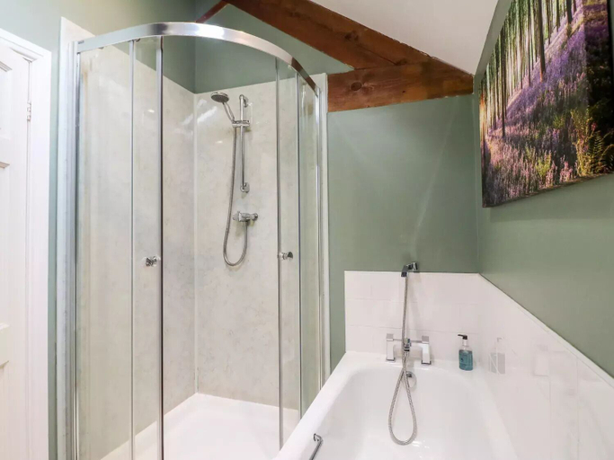 Bathroom 3, Gratton Grange Farm Holiday Cottage, Derbyshire
