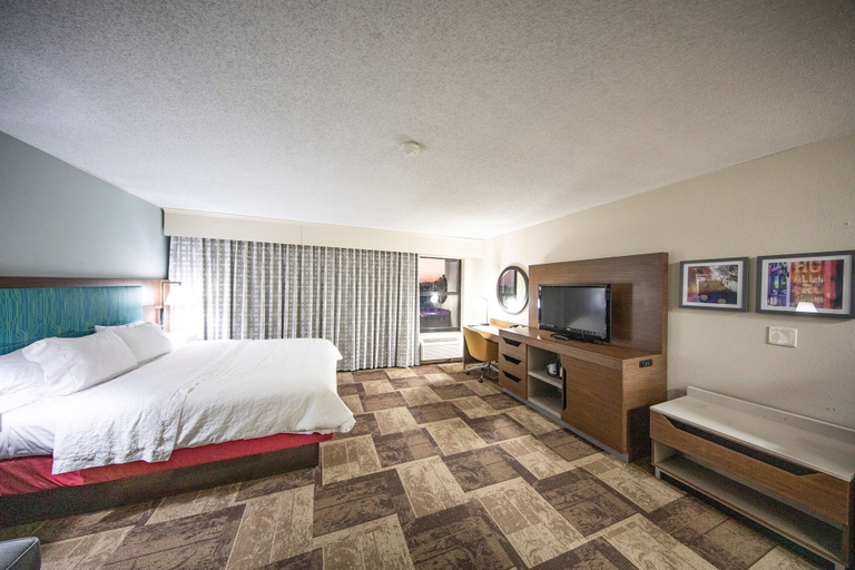 Bedroom 3, Hampton Inn Hutchinson, Reno