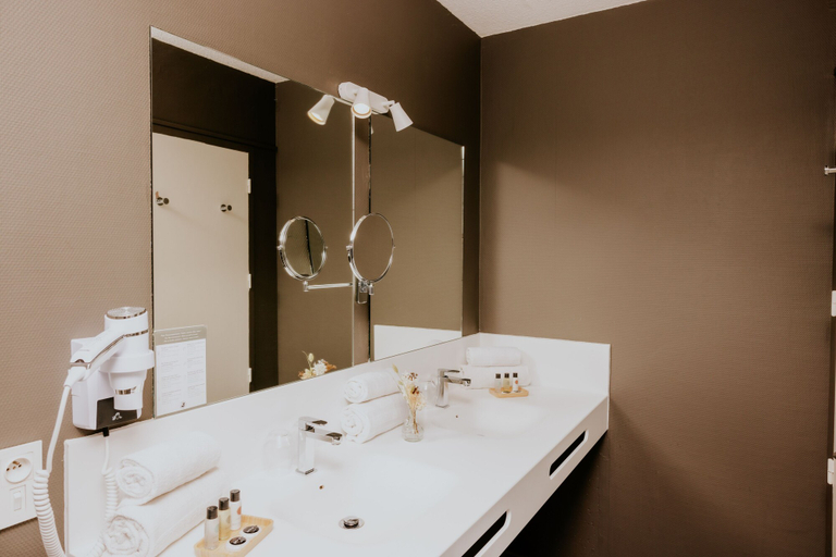 Bathroom 4, Le Bois d'Imbert, Lot