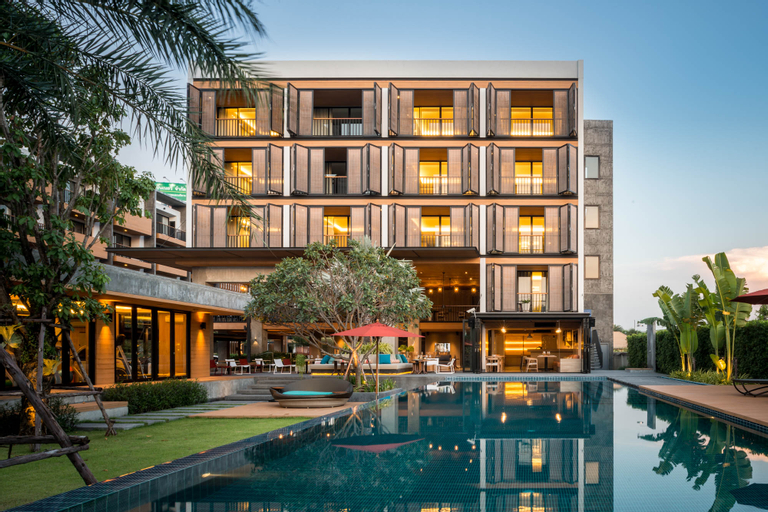 Exterior & Views 18