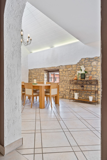 Food & Drinks, Spacious House in Kehlen ID182, Capellen