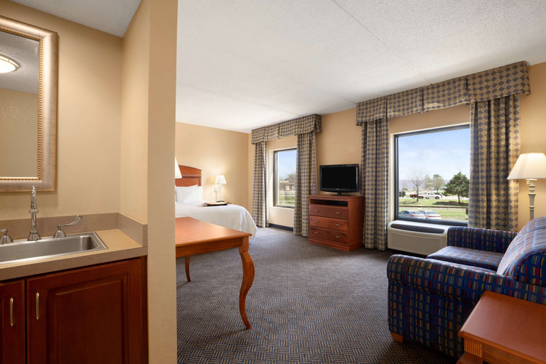 Bedroom 3, Hampton Inn Geneva, Ontario