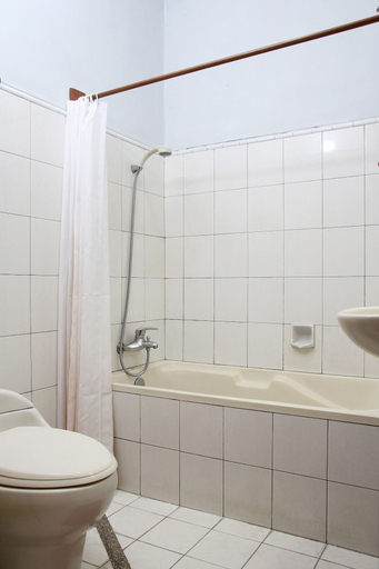Bathroom 4, Rumah Asri Bed And Breakfast (tutup sementara), Bandung