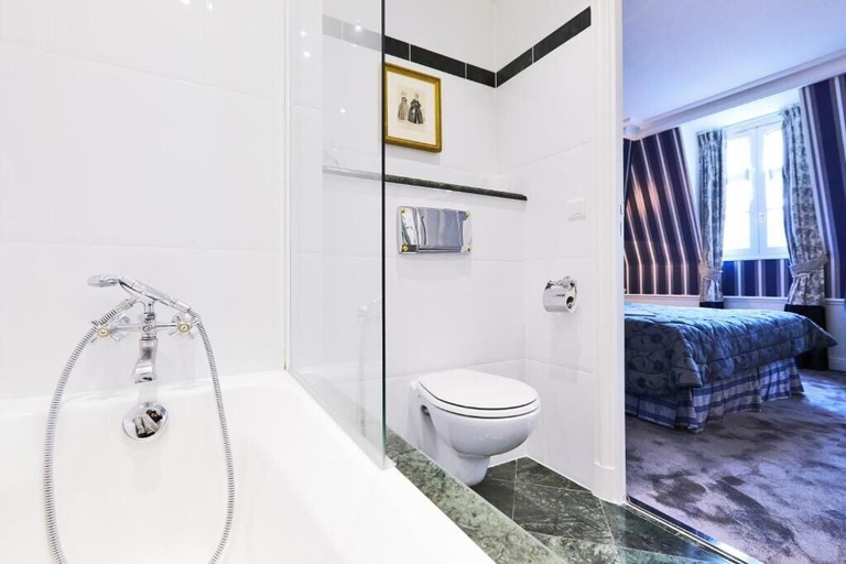 Bathroom 4, Golden Tulip Washington Opéra, Paris