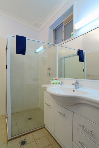 Bathroom 4, Rest Point Motor Inn, Glen Innes Severn