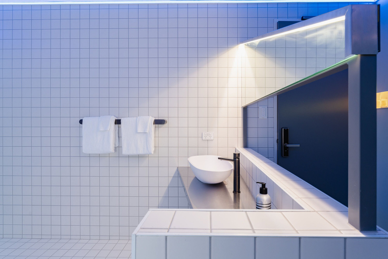 Bathroom 3, Quarters B2- Luxurious Studio, Dunedin