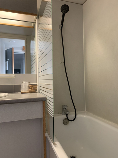 Bathroom 4, Hôtel de l'Ile du Saussay, Essonne