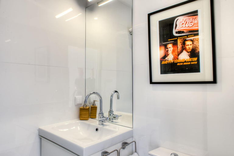 Bathroom 5, Porto Cinema Apartments, Porto
