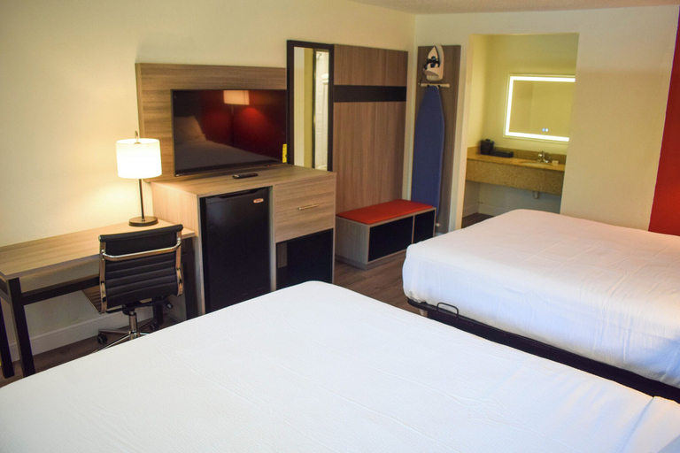 Bedroom 3, Ramada by Wyndham Cleveland Airport West, Cuyahoga