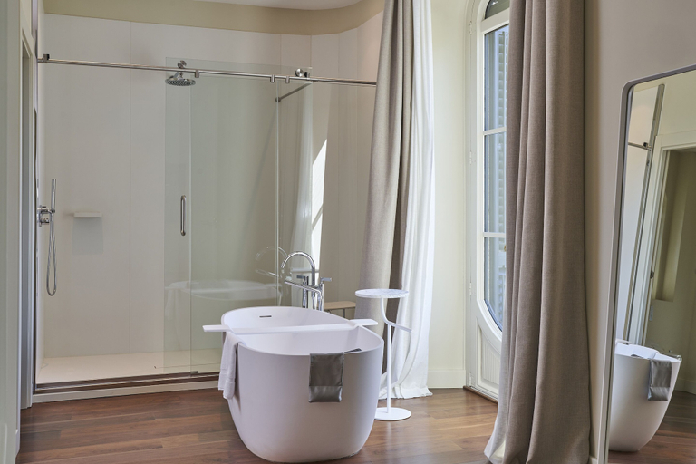 Bathroom 5, Torre del Remei, Girona