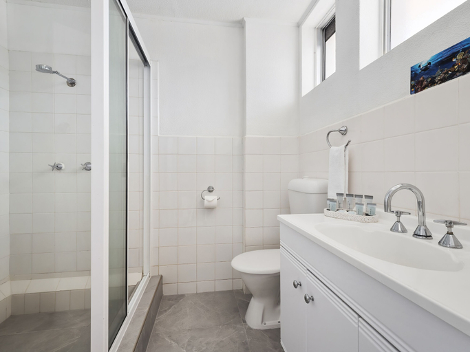 Bathroom 5, The Robert Towns, City