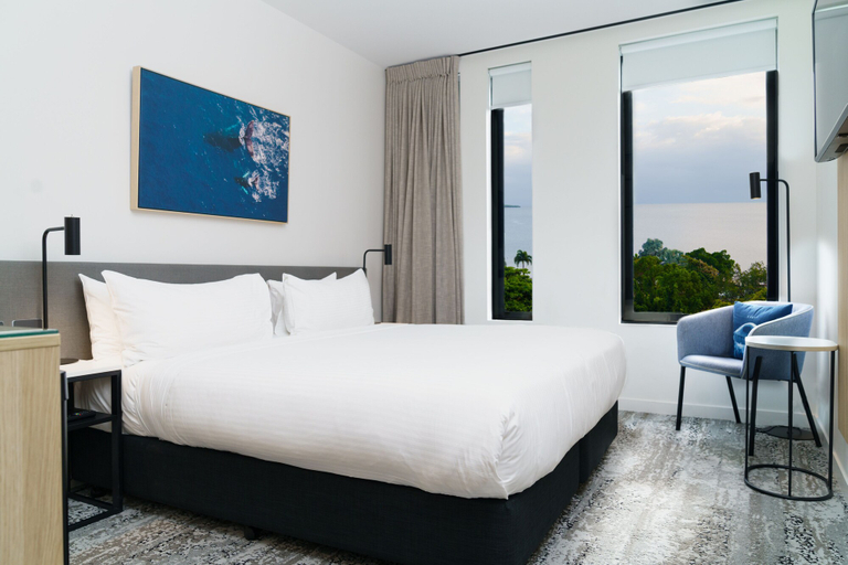 Bedroom 5, Oaks Cairns Hotel, Cairns