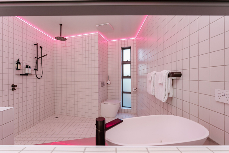 Bathroom 4, Quarters B2- Luxurious Studio, Dunedin