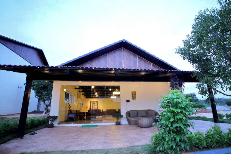 Exterior & Views