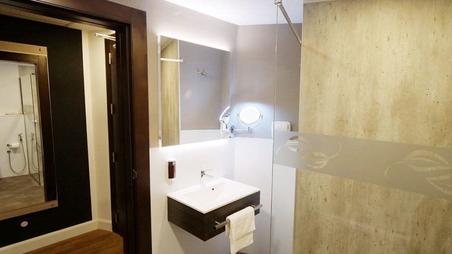 Bathroom 5, Hotel Atlantis, Tala Hamza