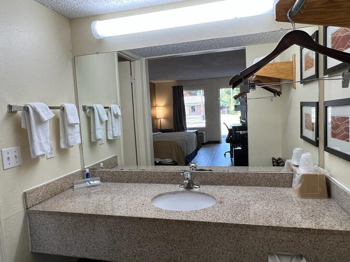 Bathroom 3, Rodeway Inn Walterboro I-95, Colleton