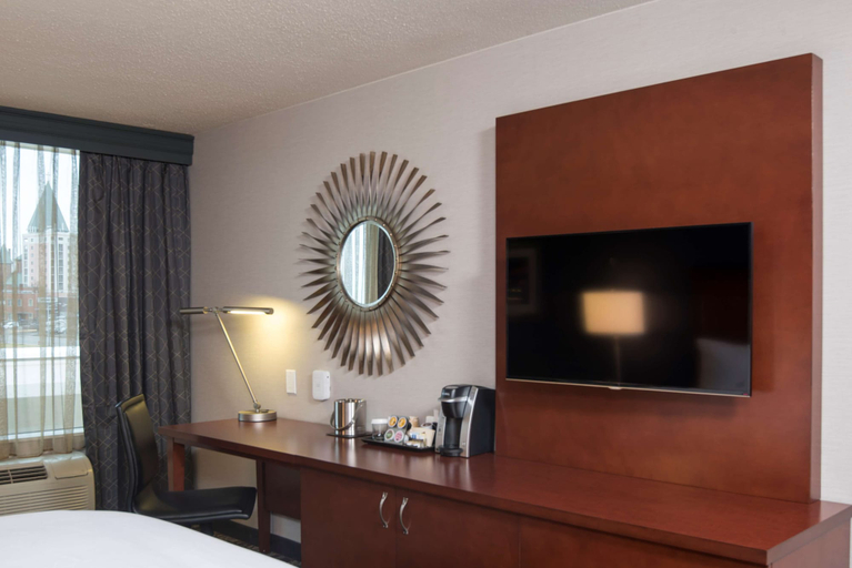 Bedroom 3, DoubleTree by Hilton Schenectady Downtown, Schenectady