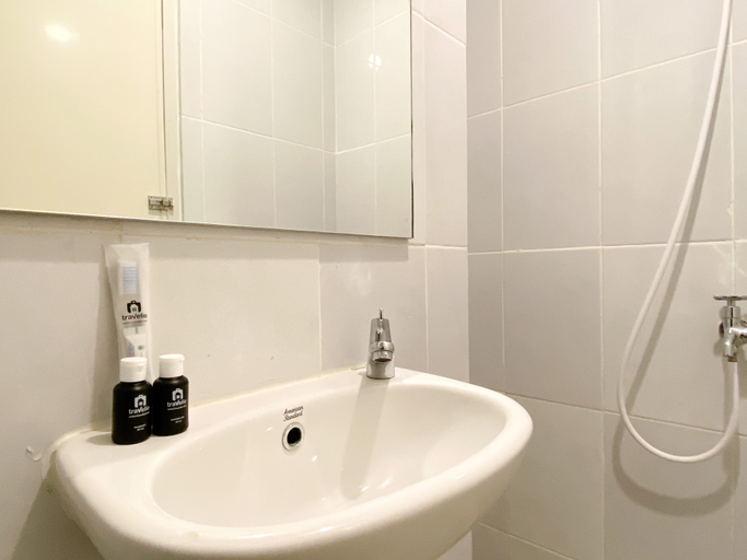 Bathroom 5, Good Choice and Nice Studio at Tokyo Riverside PIK 2 Apartment By Travelio, Tangerang