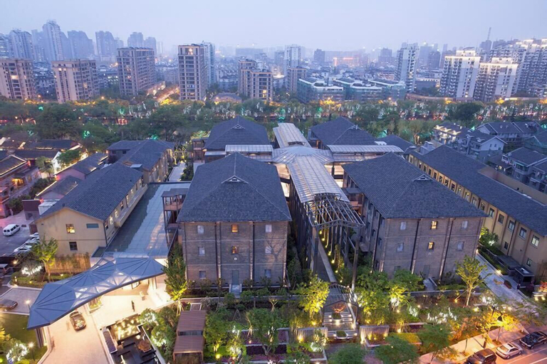 Exterior & Views