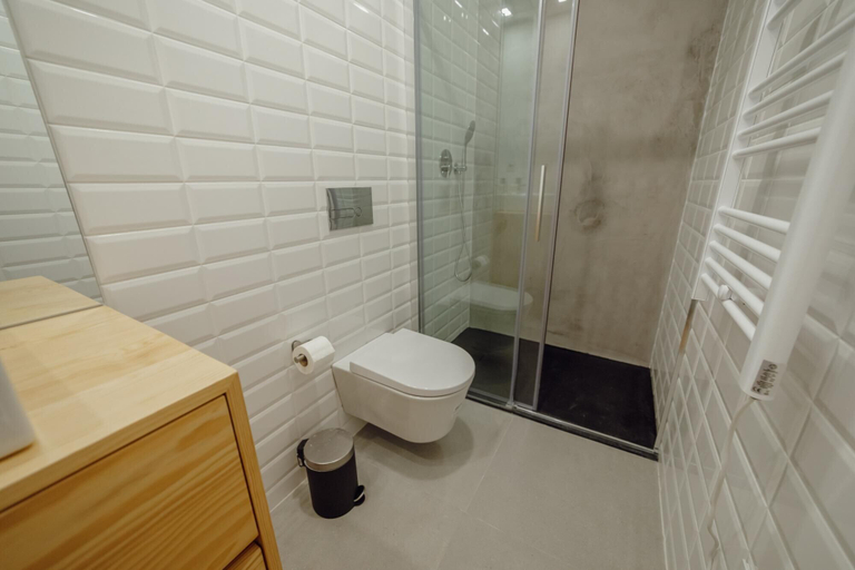 Bathroom 5, Courtyard Oporto Design Apartment F, Porto