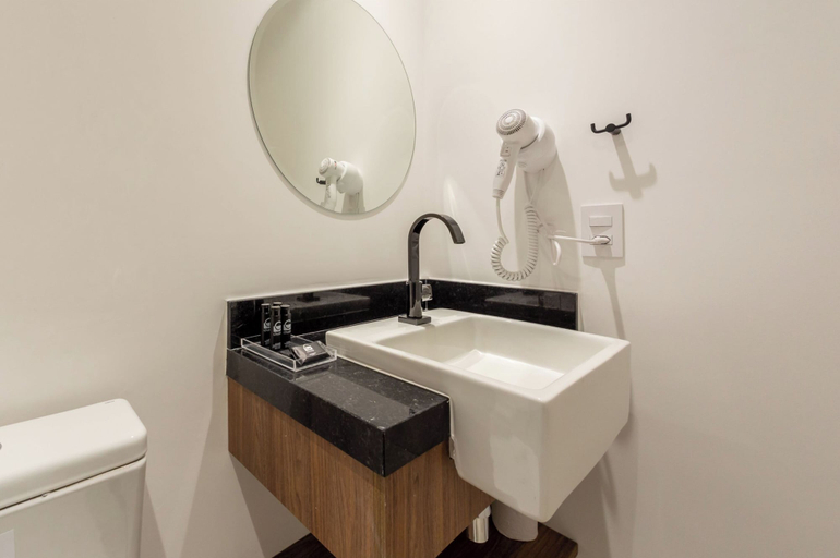 Bathroom 3, House of Charlie Paraíso, São Paulo