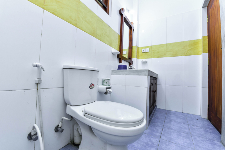 Bathroom 5, International Beach Hotel and Restaurant, Hikkaduwa