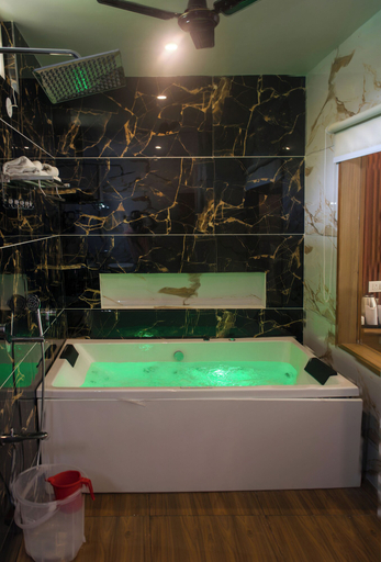 Bathroom 3, Jim Corbett National Park, Nainital