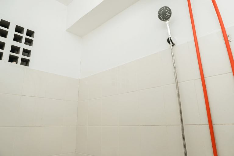 Bathroom 5, Cozy 2BR at Pancoran Riverside Apartment By Travelio, Jakarta Selatan