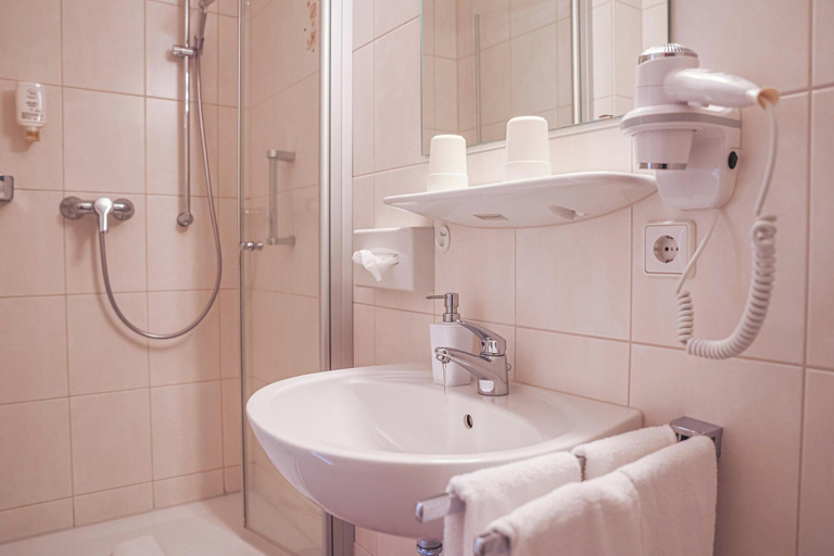 Bathroom 5, Hotel-Gasthaus Goldener Engel, Breisgau-Hochschwarzwald