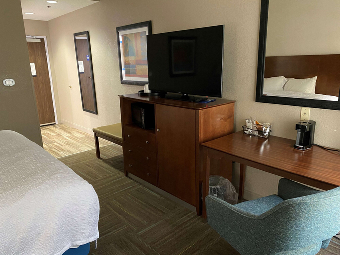 Bedroom 2, Hampton Inn Ft. Chiswell-Max Meadows, Wythe