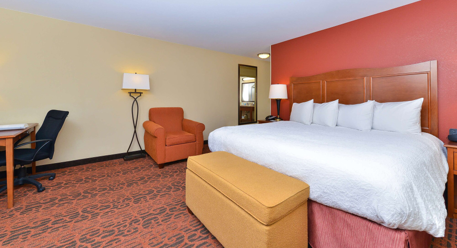 Bedroom 3, Hampton Inn Clinton, IA, Clinton