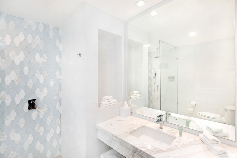 Bathroom 5, Courtyard By Marriott Mazatlan Beach Resort, Mazatlán