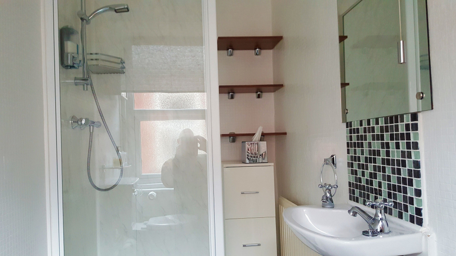 Bathroom 4, Gabrielle's Hotel, Blackpool