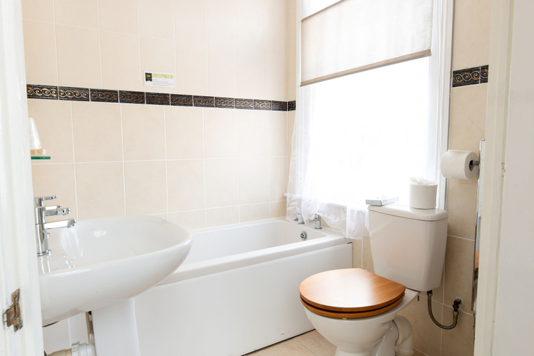Bathroom 4, Woodlands Lodge Hotel, Hampshire