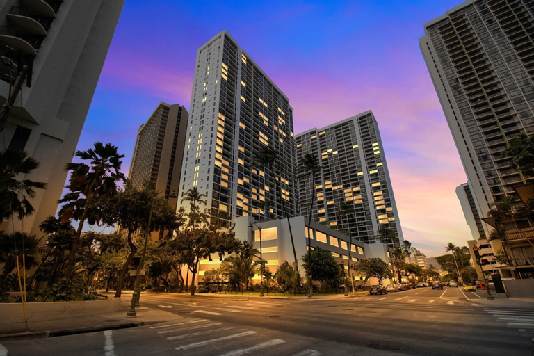 Deluxe Ocean View Condo 2 Queen Beds in Waikiki, FREE Parking & Wi-Fi by Koko Resort Vacation Rentals, Honolulu