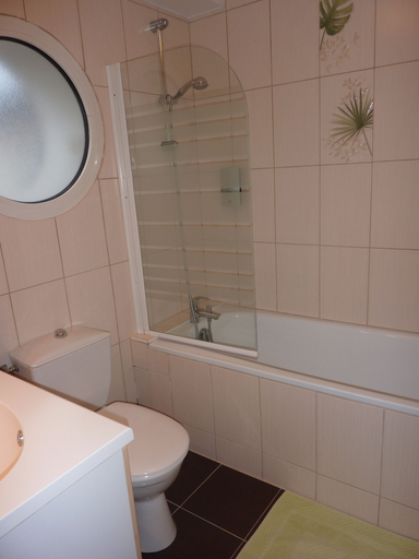 Bathroom 5, Logis Hôtel Au Tambour, Marne