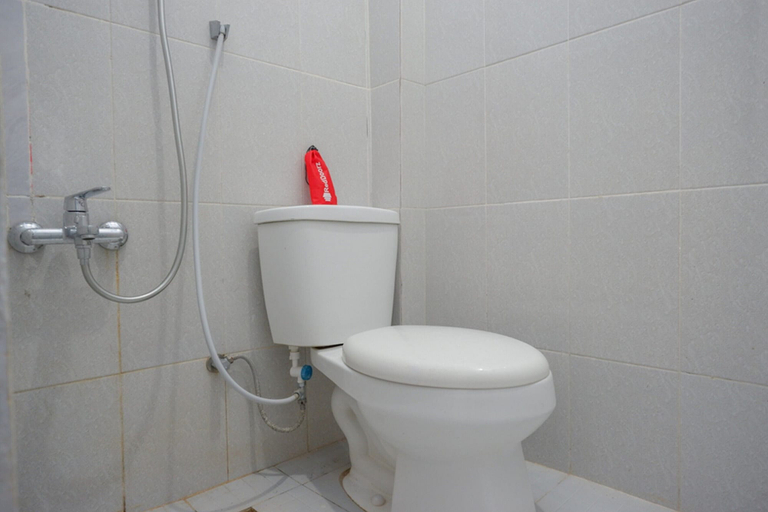 Bathroom 2, RedDoorz near Pasar Baru Mamuju, Mamuju