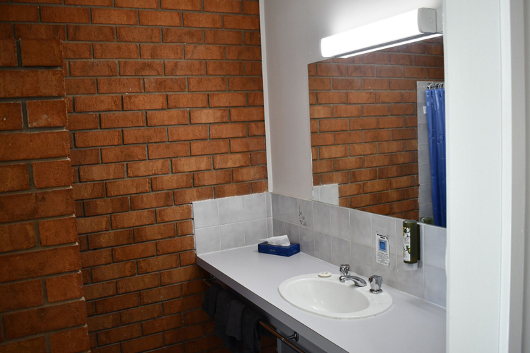 Bathroom 4, Berrigan Motel, Berrigan