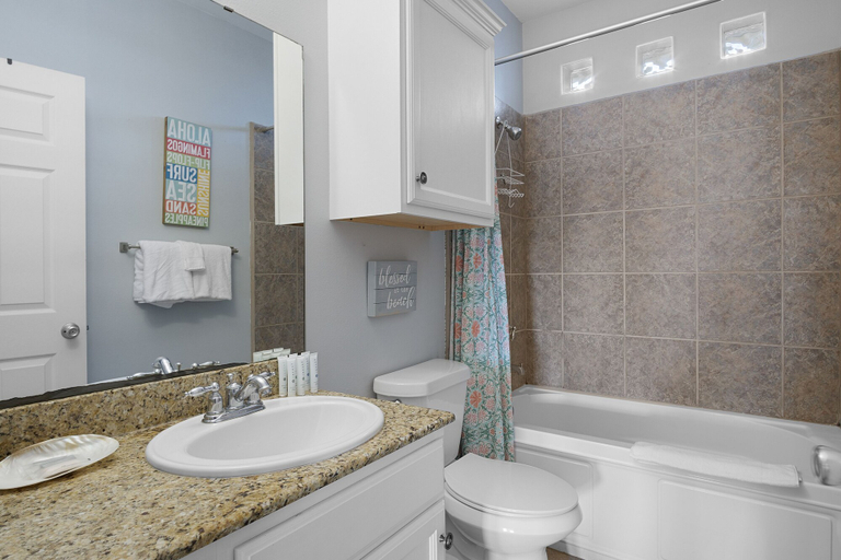 Bathroom 3, Siren's Jewel, Nueces