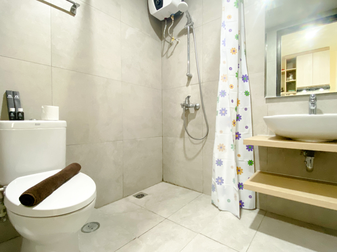 Bathroom 5, Homey Living Studio at Pollux Chadstone Apartment By Travelio, Cikarang