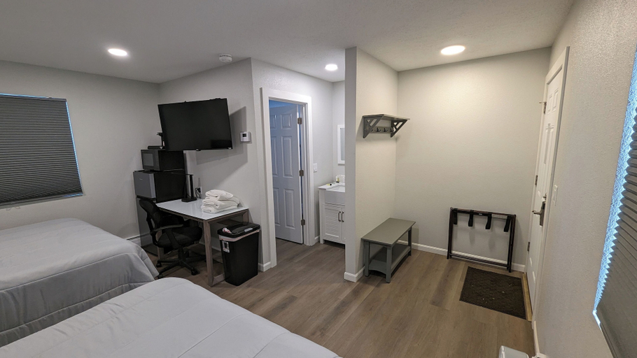 Bedroom 2, Snowy Mountain Inn, Carbon