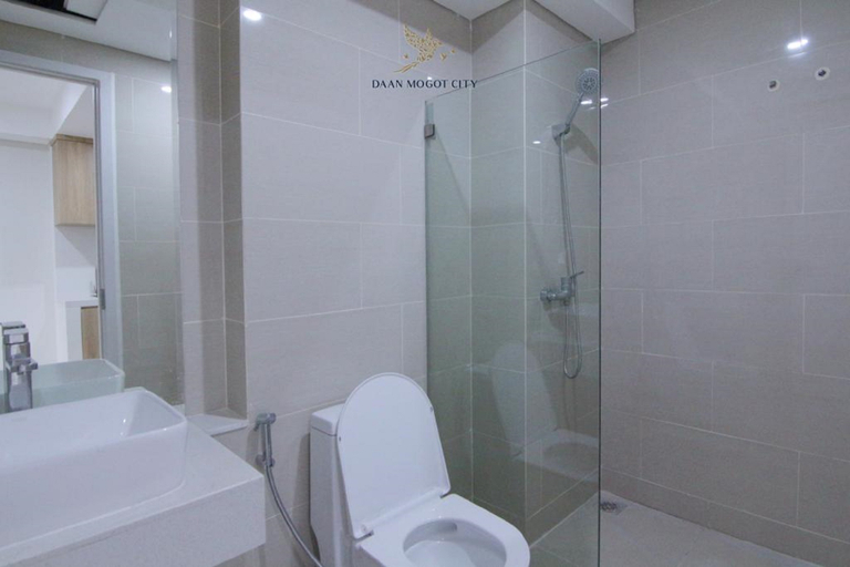 Bathroom, Apartment Daan Mogot City by Rina Kusuma, Jakarta Barat