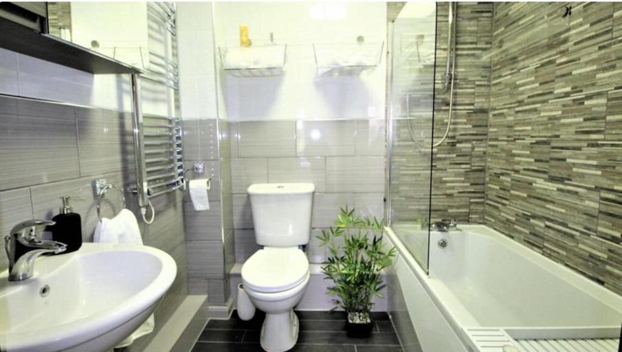 Bathroom 2, Rugby - Apartment - Sleeps 4 - Parking, Warwickshire