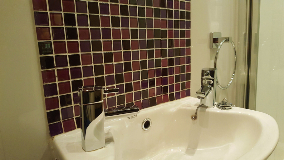Bathroom 4, Gabrielle's Hotel, Blackpool