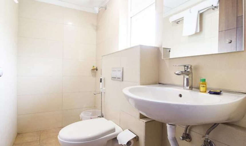 Bathroom 3, FabHotel Limestone Suites - 750m from Yashoda Hospitals, Somajiguda, Hyderabad