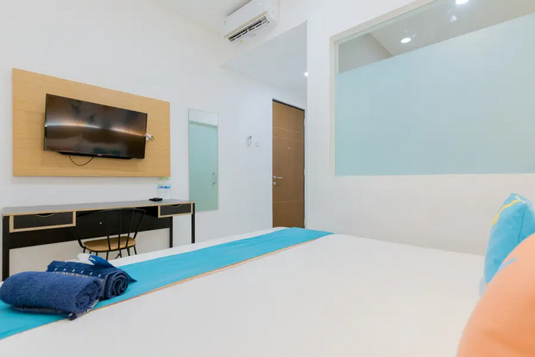 Bedroom 4, Sans Hotel Box Mansion Surabaya by RedDoorz, Surabaya