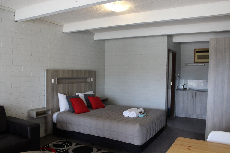 Bedroom 4, Thomas Lodge Motel, Berrigan